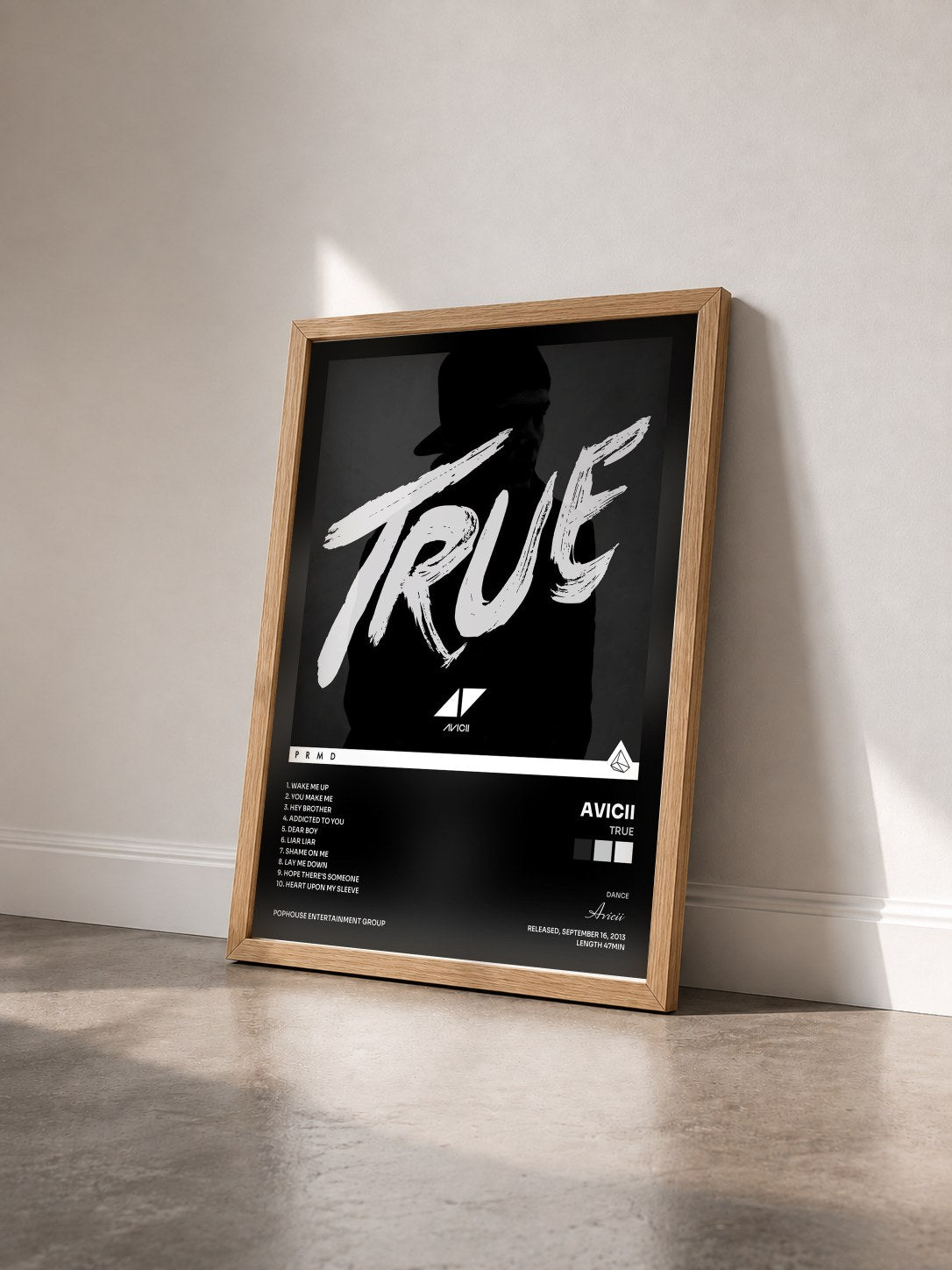 #bois Tableau de l'album True de Avicii vu de trois quarts, cadre en bois brut
