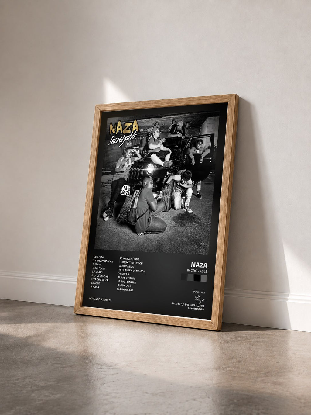 #bois Tableau de l'album Incroyable de Naza vu de trois quarts, cadre en bois brut