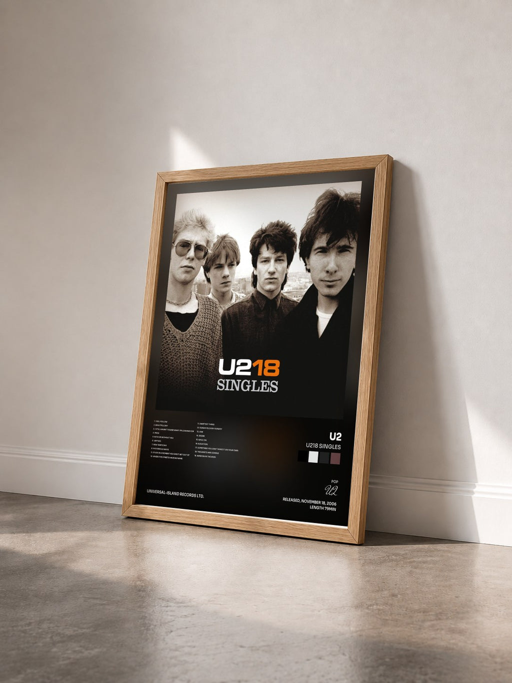 #bois Tableau de l'album U218 Singles de U2 vu de trois quarts, cadre en bois brut
