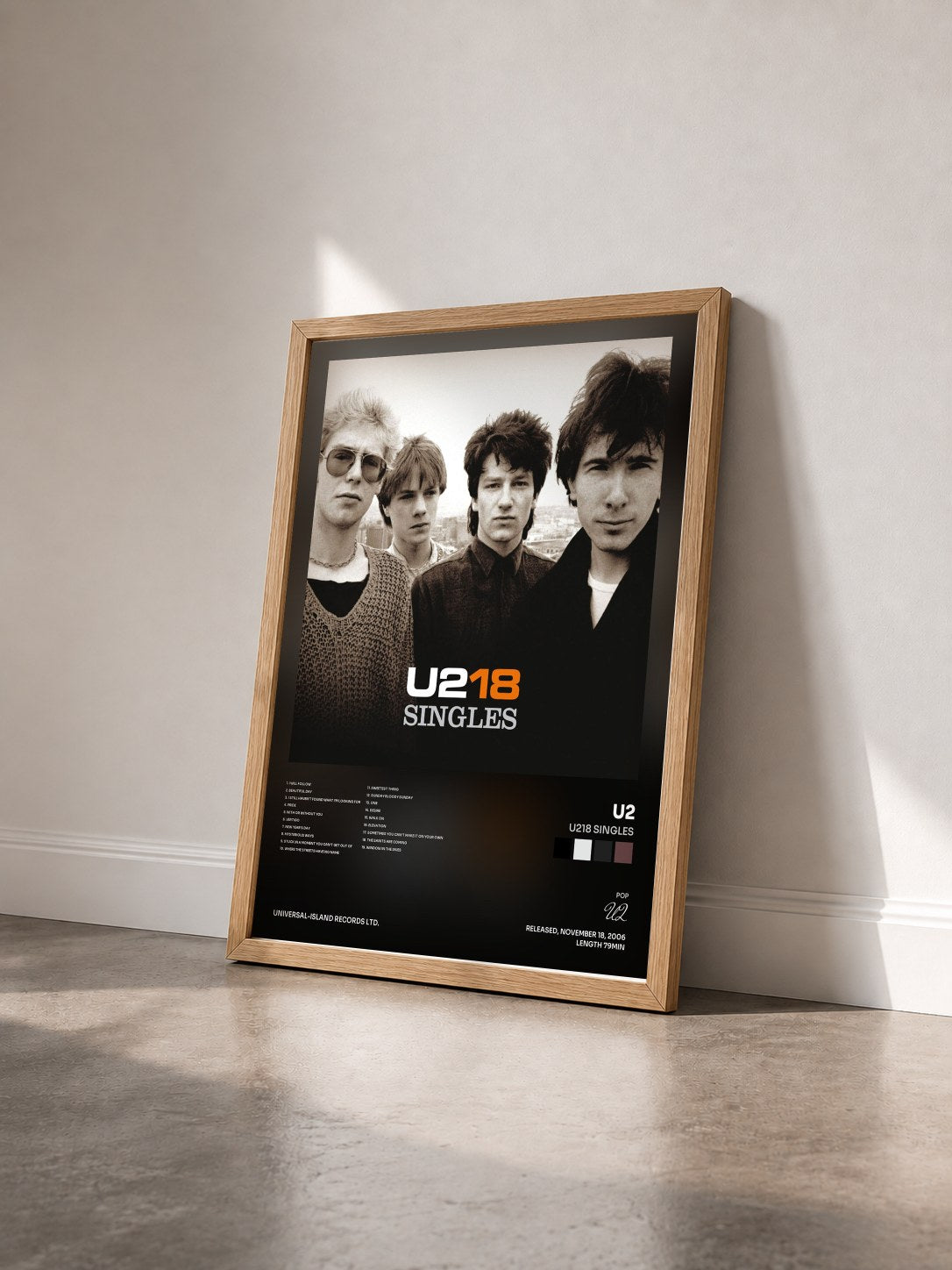#bois Tableau de l'album U218 Singles de U2 vu de trois quarts, cadre en bois brut