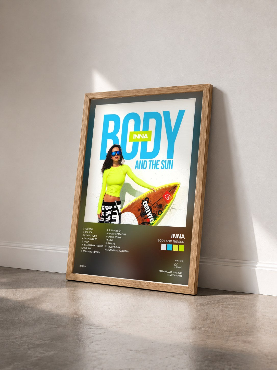 #bois Tableau de l'album Body and the Sun de Inna vu de trois quarts, cadre en bois brut