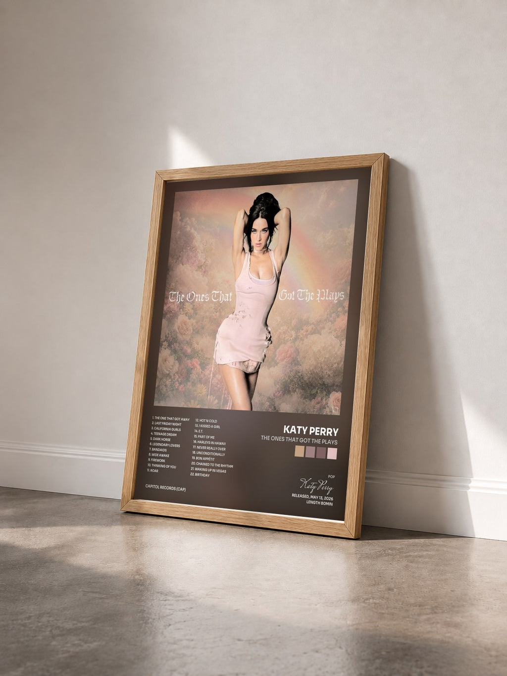 #bois Tableau de l'album The Ones That Got The Plays de Katy Perry vu de trois quarts, cadre en bois brut