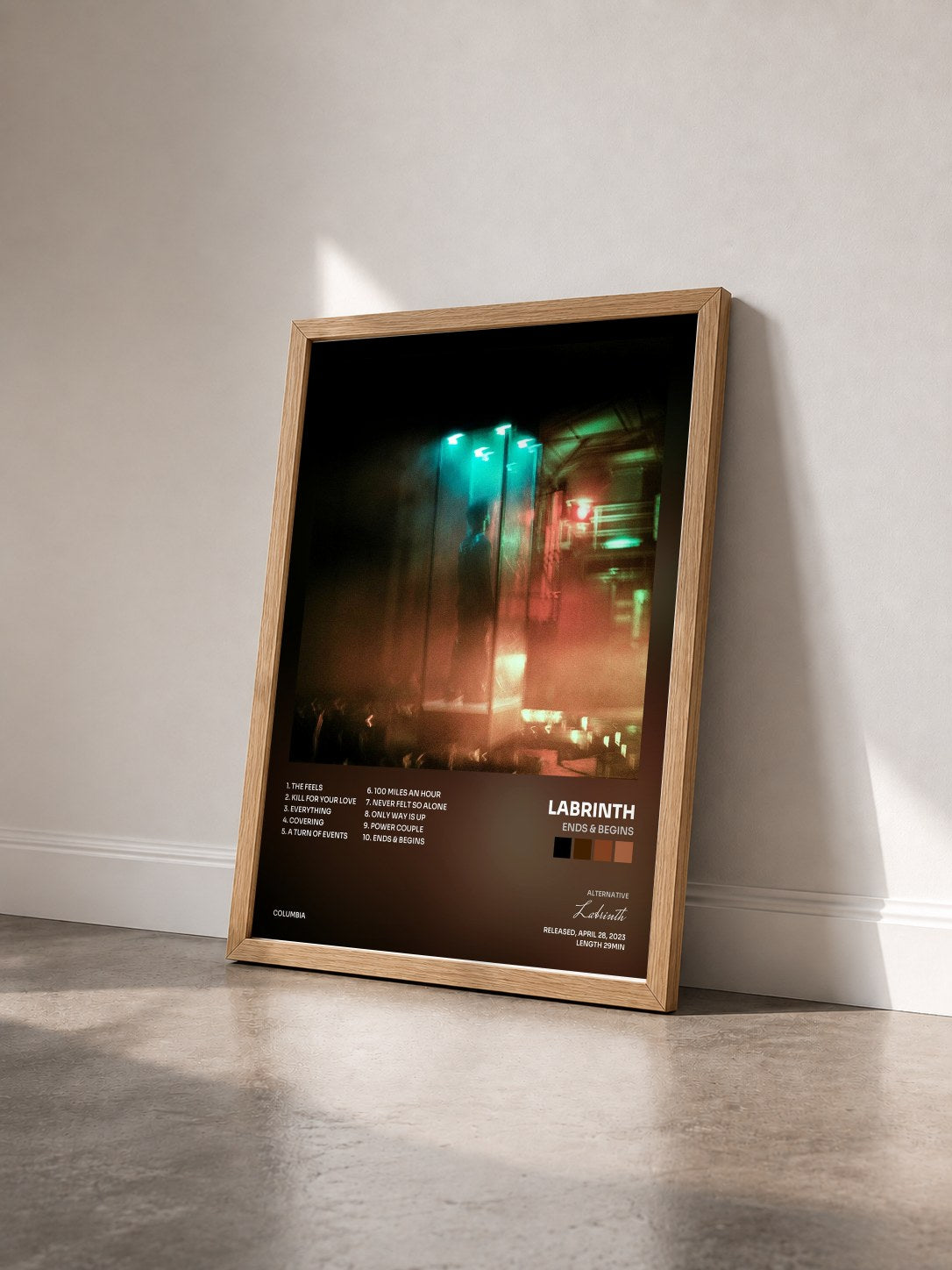 #bois Tableau de l'album Ends & Begins de Labrinth vu de trois quarts, cadre en bois brut