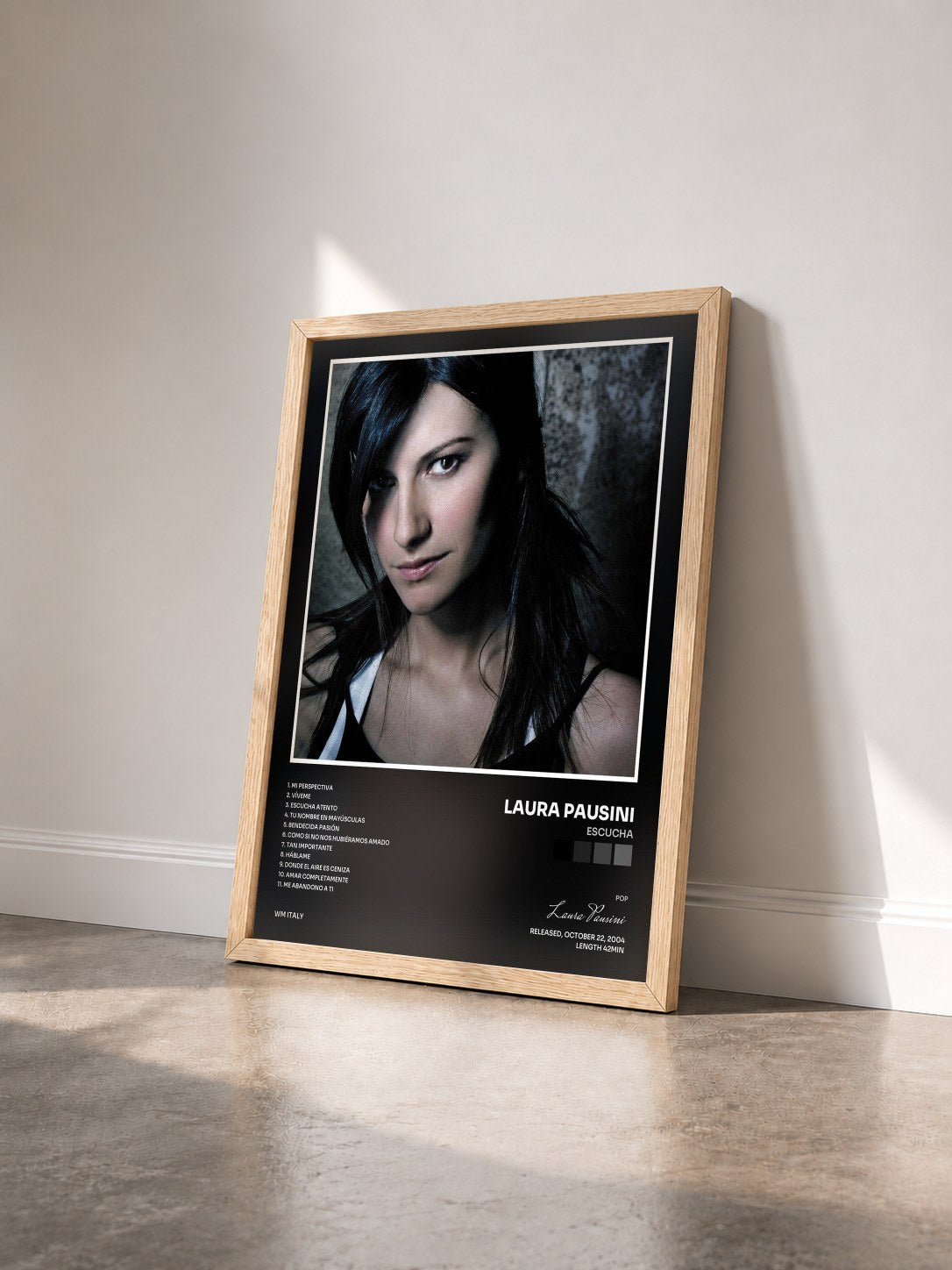 #bois Tableau de l'album Escucha de Laura Pausini vu de trois quarts, cadre en bois brut