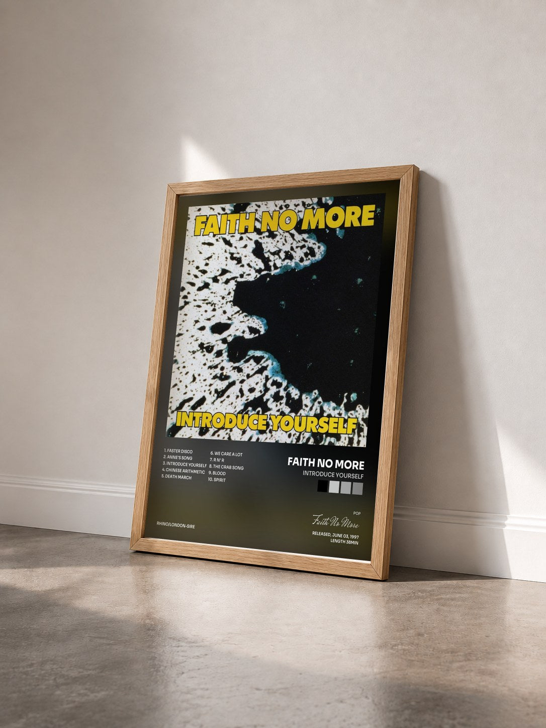 #bois Tableau de l'album Introduce Yourself de Faith No More vu de trois quarts, cadre en bois brut