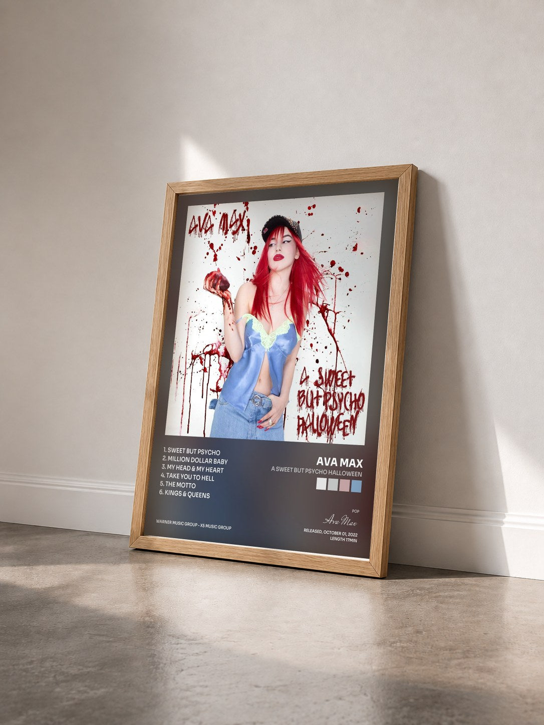 #bois Tableau de l'album A Sweet but Psycho Halloween de Ava Max vu de trois quarts, cadre en bois brut