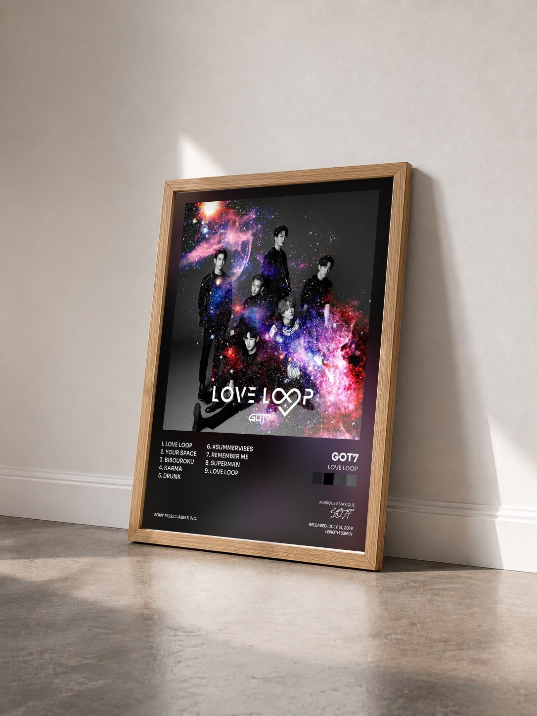 #bois Tableau de l'album Love Loop de GOT7 vu de trois quarts, cadre en bois brut