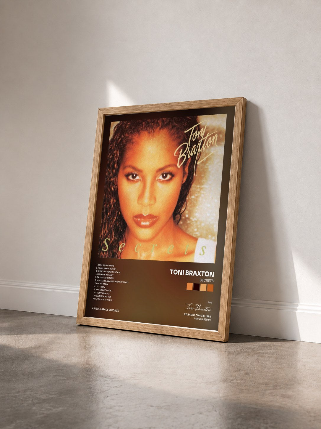 #bois Tableau de l'album Secrets de Toni Braxton vu de trois quarts, cadre en bois brut