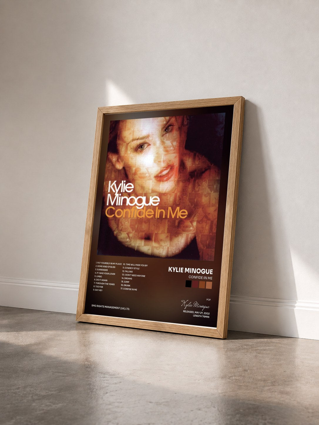 #bois Tableau de l'album Confide in Me de Kylie Minogue vu de trois quarts, cadre en bois brut