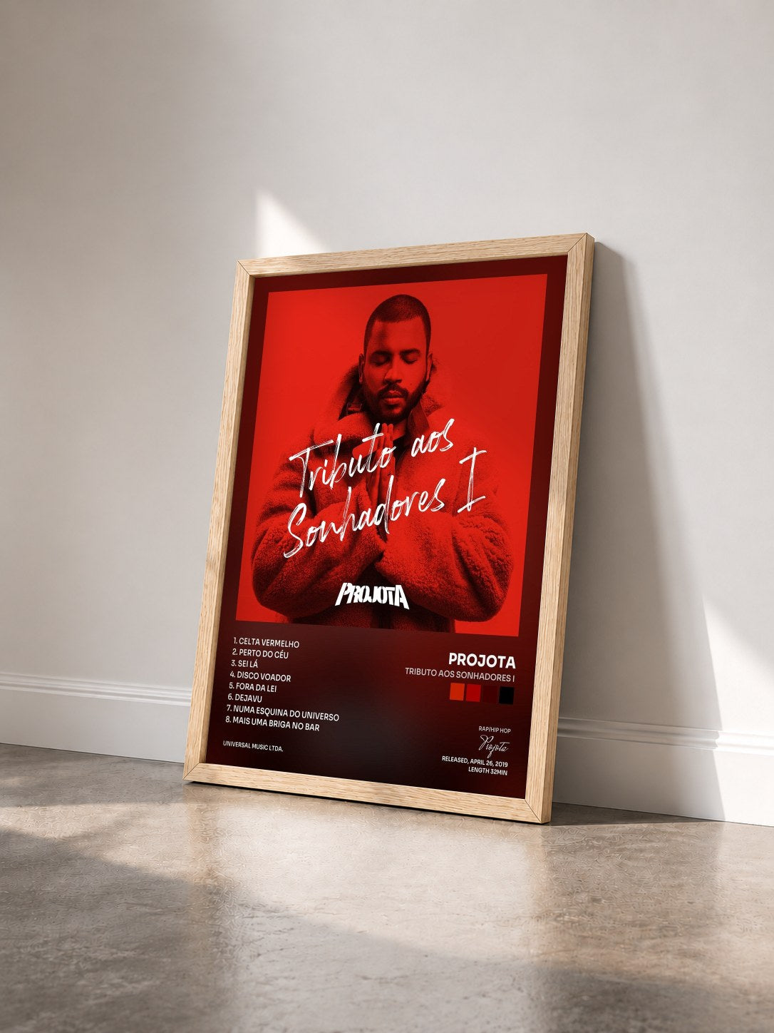 #bois Tableau de l'album Tributo Aos Sonhadores I de Projota vu de trois quarts, cadre en bois brut