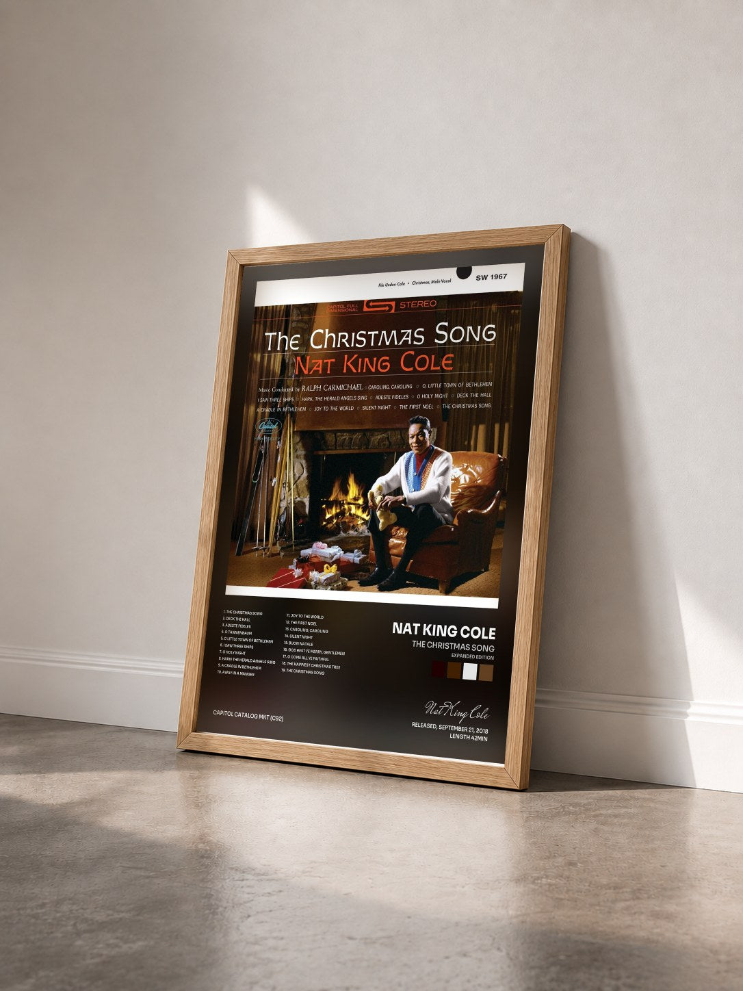 #bois Tableau de l'album The Christmas Song (Expanded Edition) de Nat King Cole vu de trois quarts, cadre en bois brut