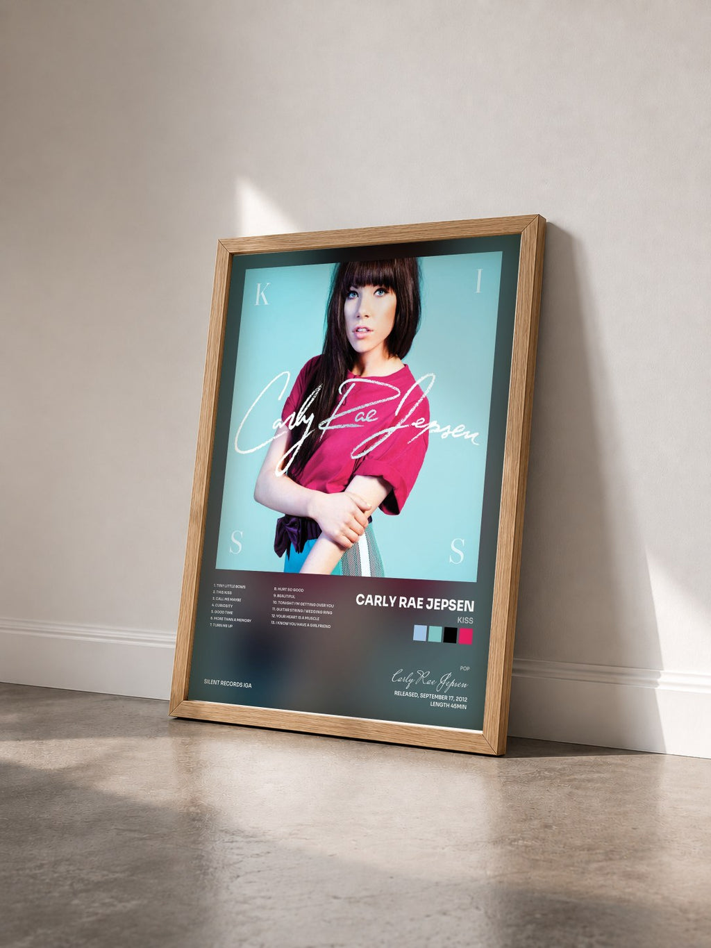 #bois Tableau de l'album Kiss de Carly Rae Jepsen vu de trois quarts, cadre en bois brut