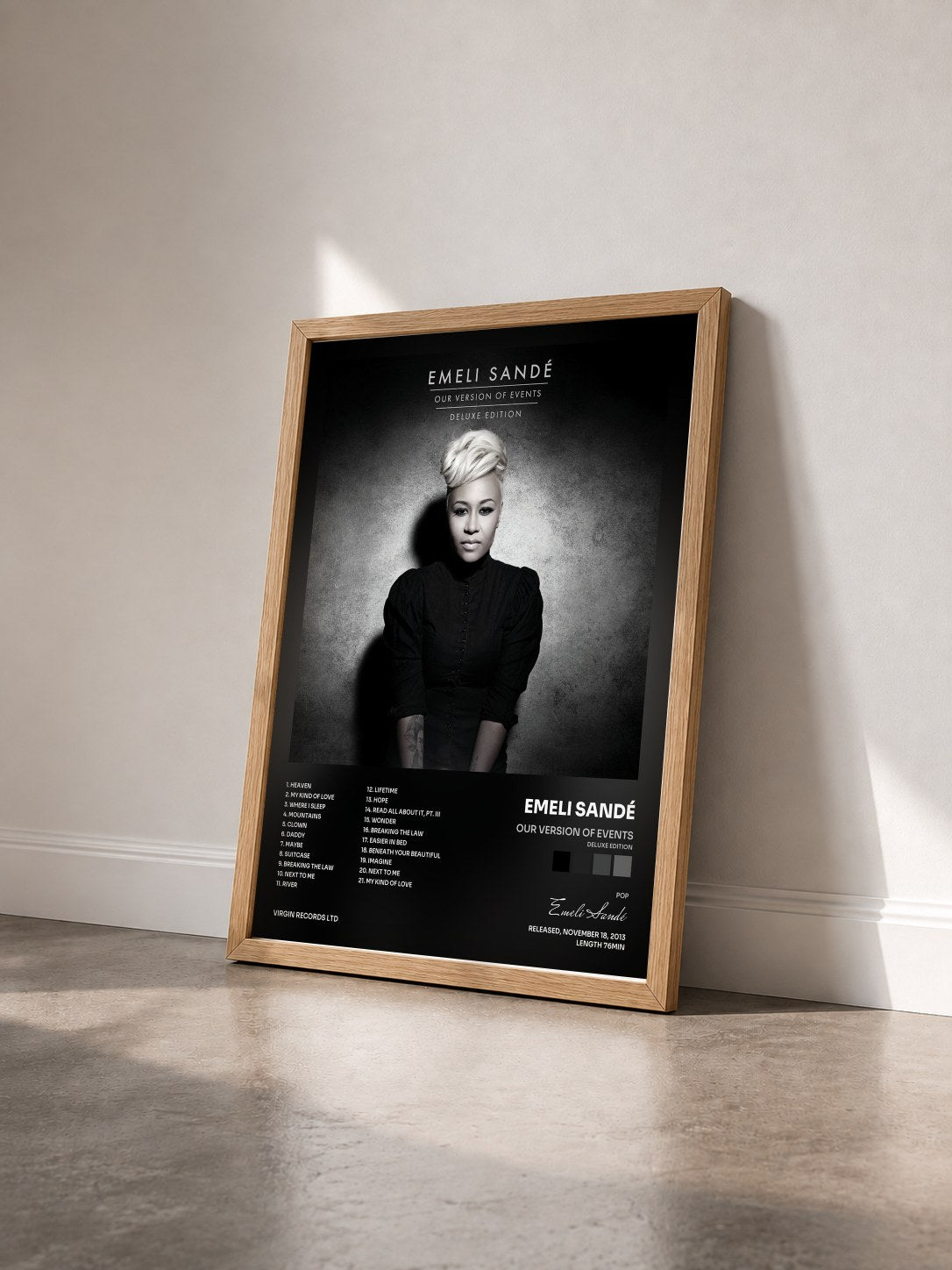 #bois Tableau de l'album Our Version Of Events (Deluxe Edition) de Emeli Sandé vu de trois quarts, cadre en bois brut