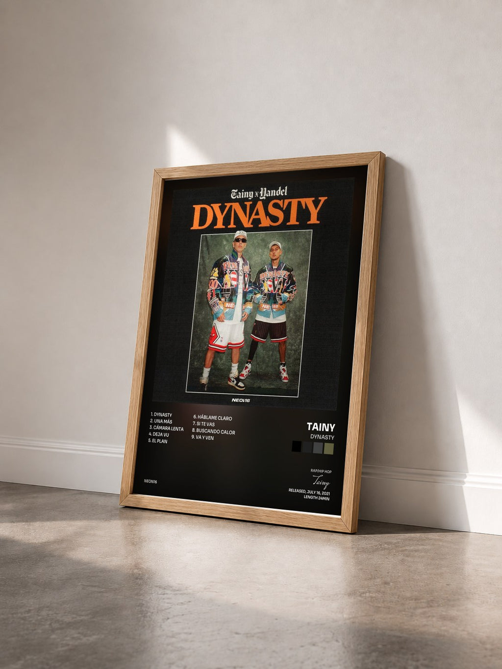 #bois Tableau de l'album DYNASTY de Tainy vu de trois quarts, cadre en bois brut