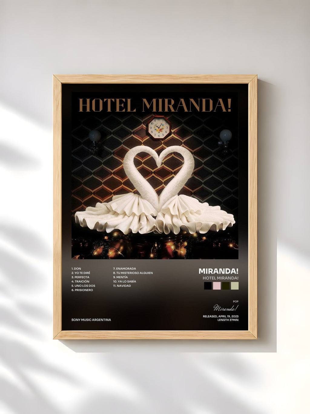 #bois Tableau de l'album Hotel Miranda! de Miranda!, cadre en bois brut, imprimé et encadré en France