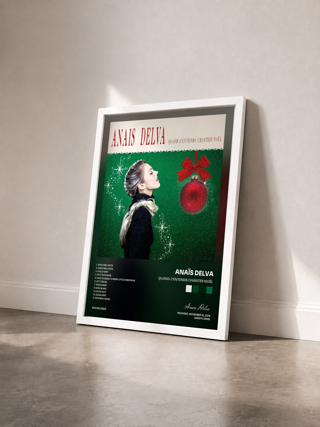 #blanc Tableau de l'album Quand j'entends chanter Noël de Anaïs Delva vu de trois quarts, cadre blanc