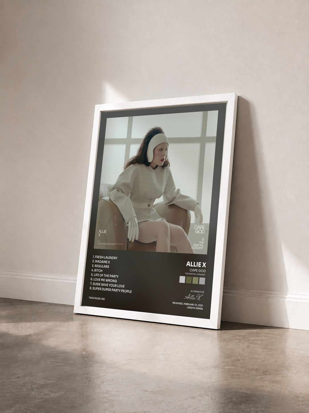 #blanc Tableau de l'album Cape God (The Digital Concert) de Allie X vu de trois quarts, cadre blanc