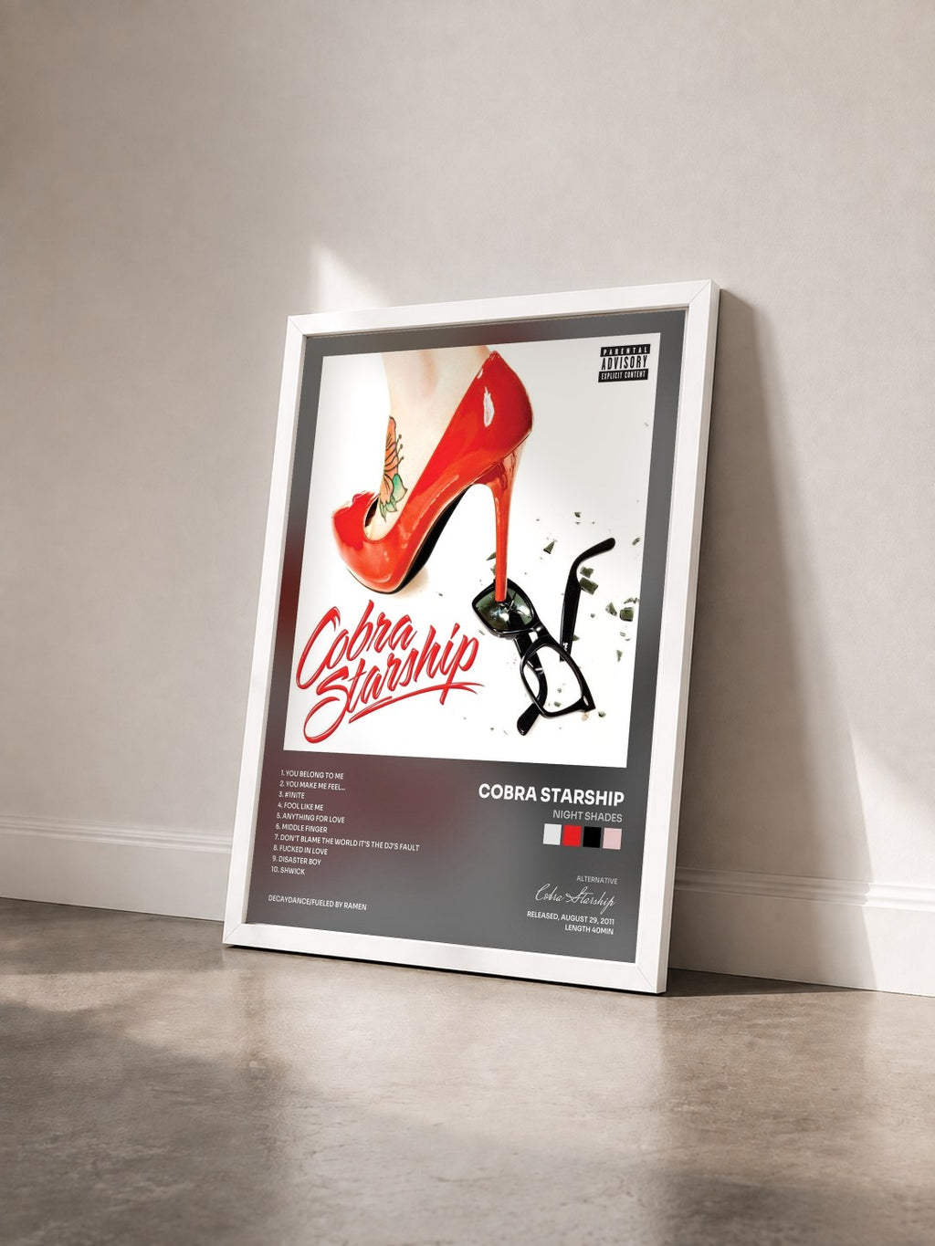 #blanc Tableau de l'album Night Shades de Cobra Starship vu de trois quarts, cadre blanc
