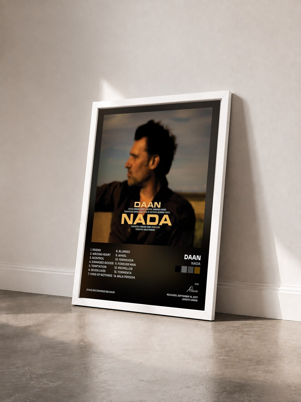 #blanc Tableau de l'album Nada de Daan vu de trois quarts, cadre blanc