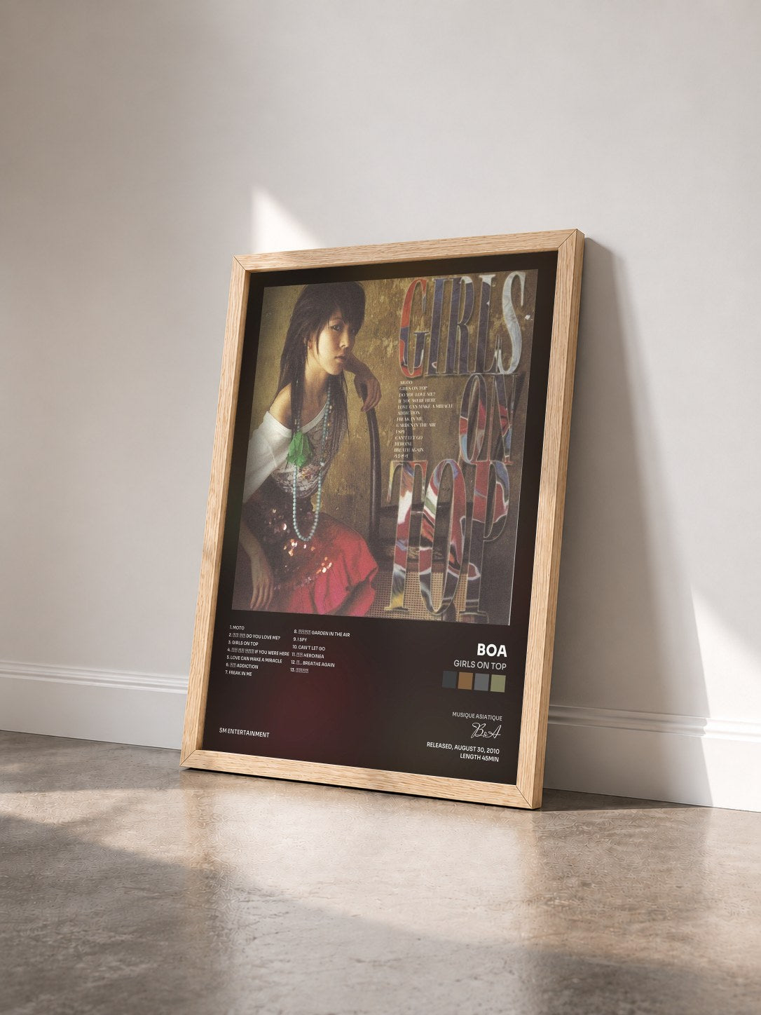 #bois Tableau de l'album Girls On Top de BoA vu de trois quarts, cadre en bois brut