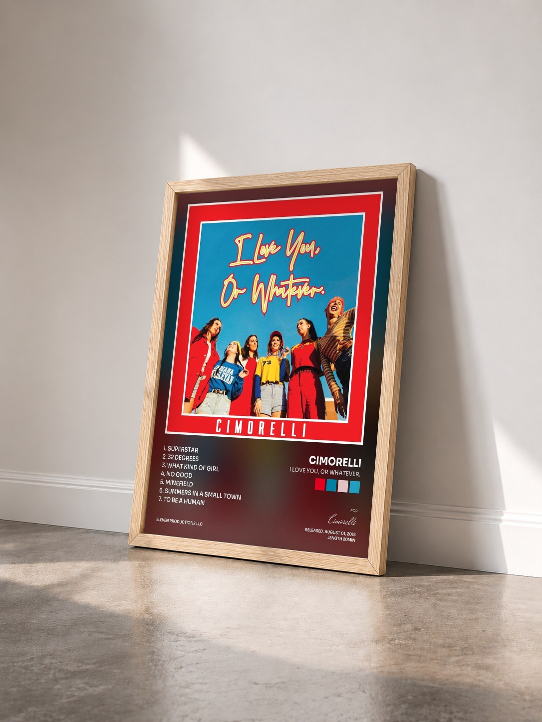 #bois Tableau de l'album I Love You, or Whatever. de Cimorelli vu de trois quarts, cadre en bois brut