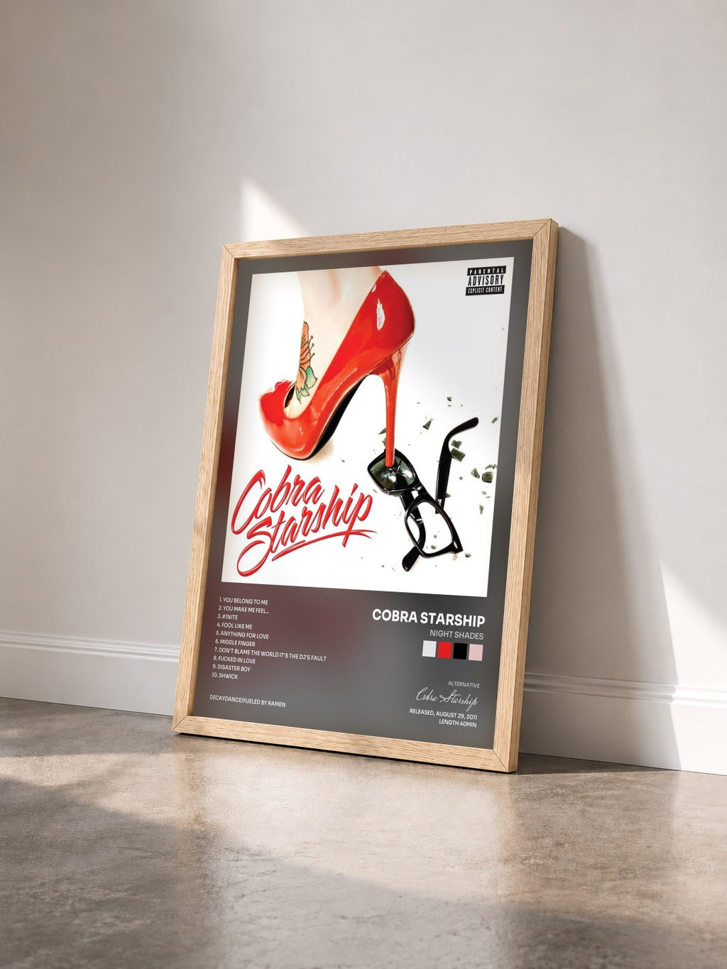 #bois Tableau de l'album Night Shades de Cobra Starship vu de trois quarts, cadre en bois brut