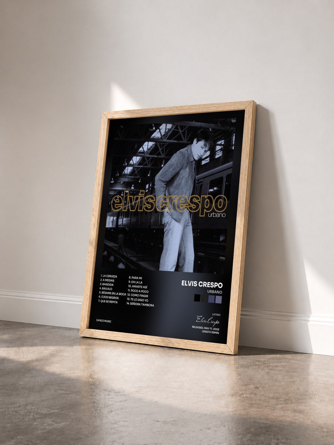 #bois Tableau de l'album Urbano de Elvis Crespo vu de trois quarts, cadre en bois brut