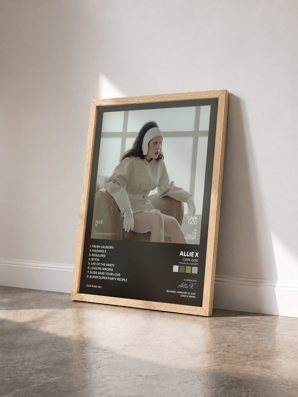 #bois Tableau de l'album Cape God (The Digital Concert) de Allie X vu de trois quarts, cadre en bois brut