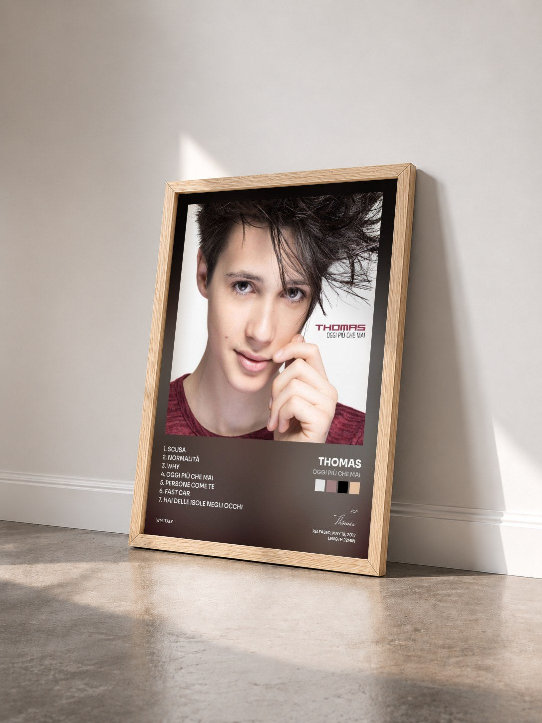#bois Tableau de l'album Oggi più che mai de Thomas vu de trois quarts, cadre en bois brut
