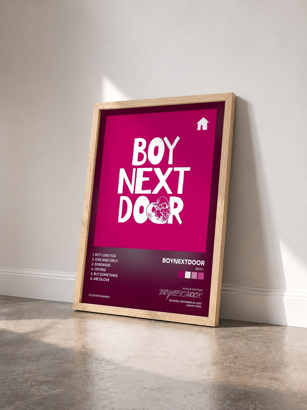 #bois Tableau de l'album WHY.. de BOYNEXTDOOR vu de trois quarts, cadre en bois brut