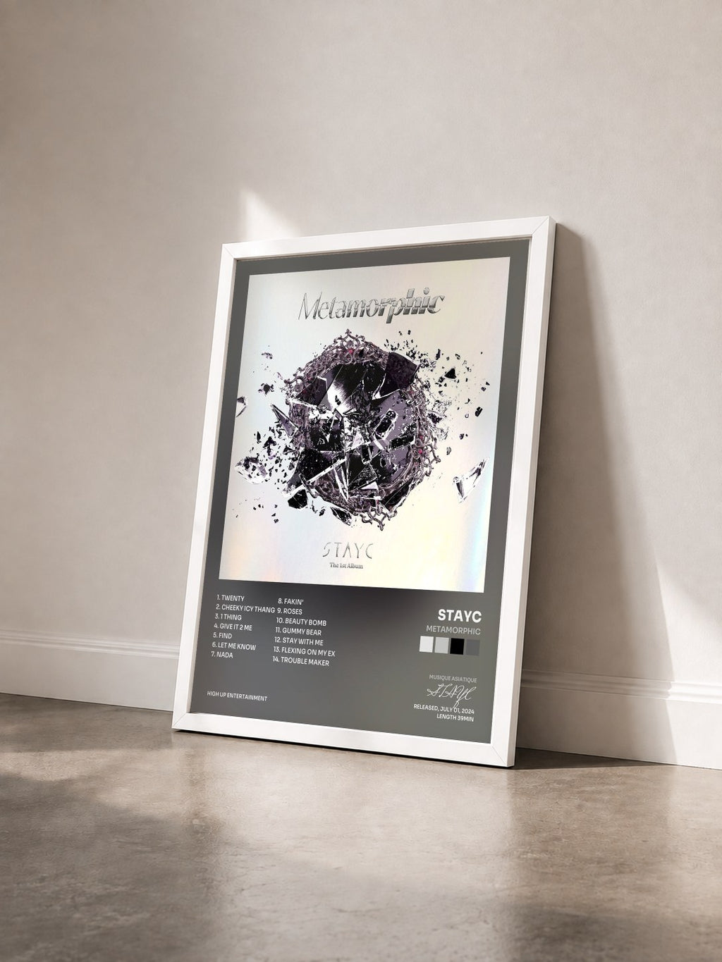 #blanc Tableau de l'album Metamorphic de STAYC vu de trois quarts, cadre blanc