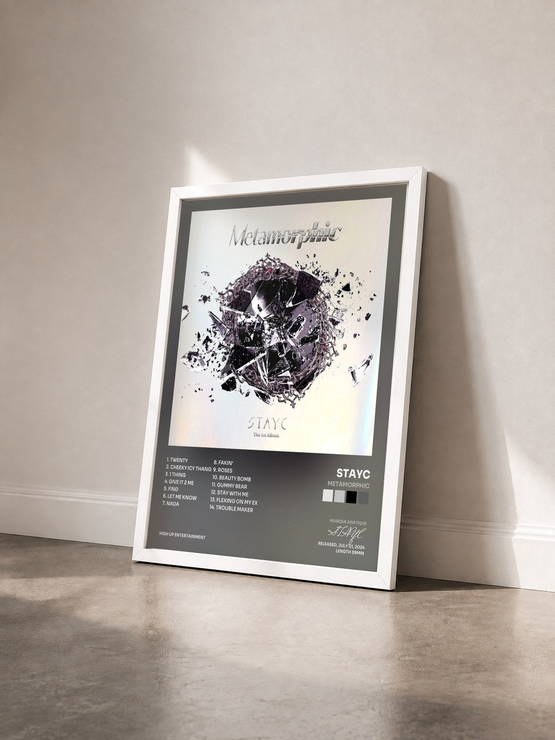 #blanc Tableau de l'album Metamorphic de STAYC vu de trois quarts, cadre blanc
