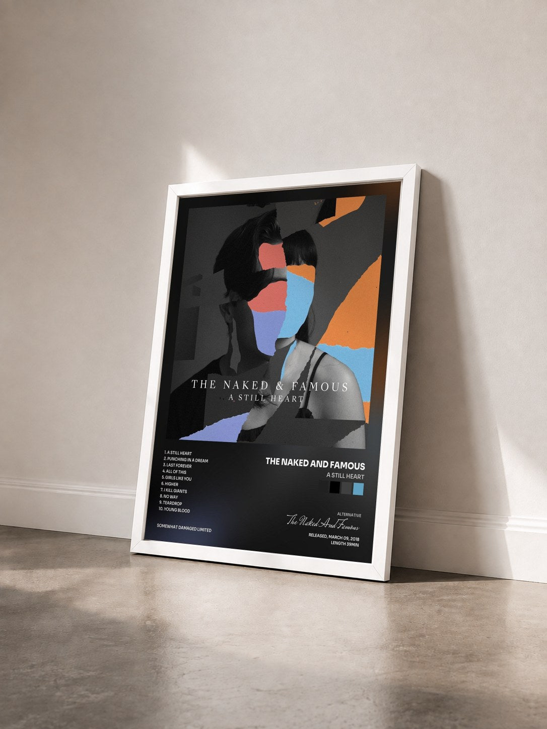 #blanc Tableau de l'album A Still Heart de The Naked And Famous vu de trois quarts, cadre blanc