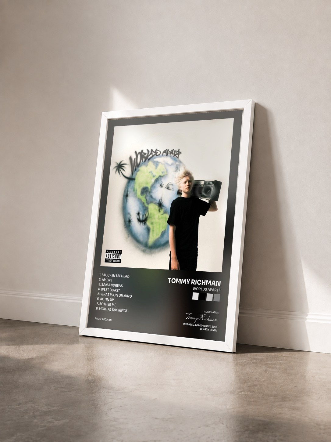 #blanc Tableau de l'album WORLDS APART* de Tommy Richman vu de trois quarts, cadre blanc