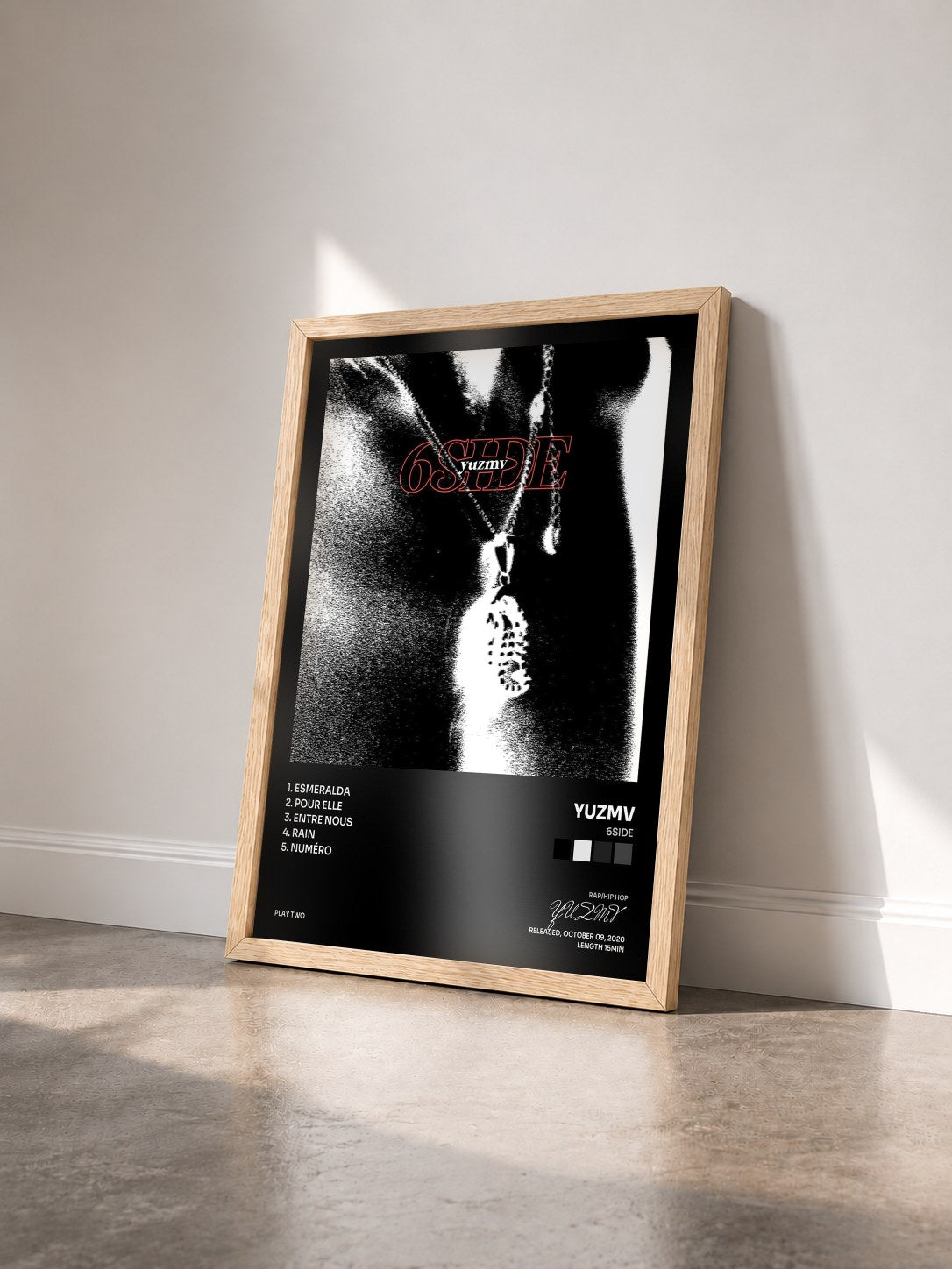 #bois Tableau de l'album 6side de YUZMV vu de trois quarts, cadre en bois brut
