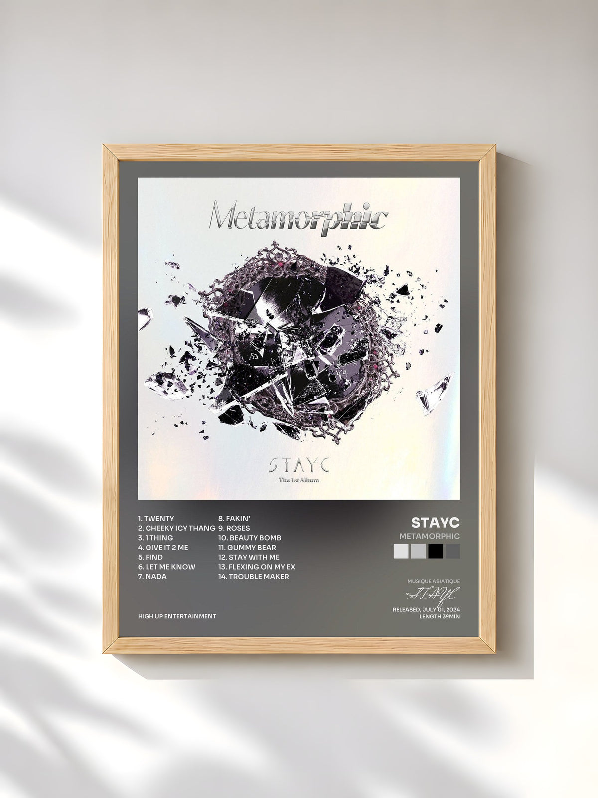 #bois Tableau de l'album Metamorphic de STAYC, cadre en bois brut, imprimé et encadré en France