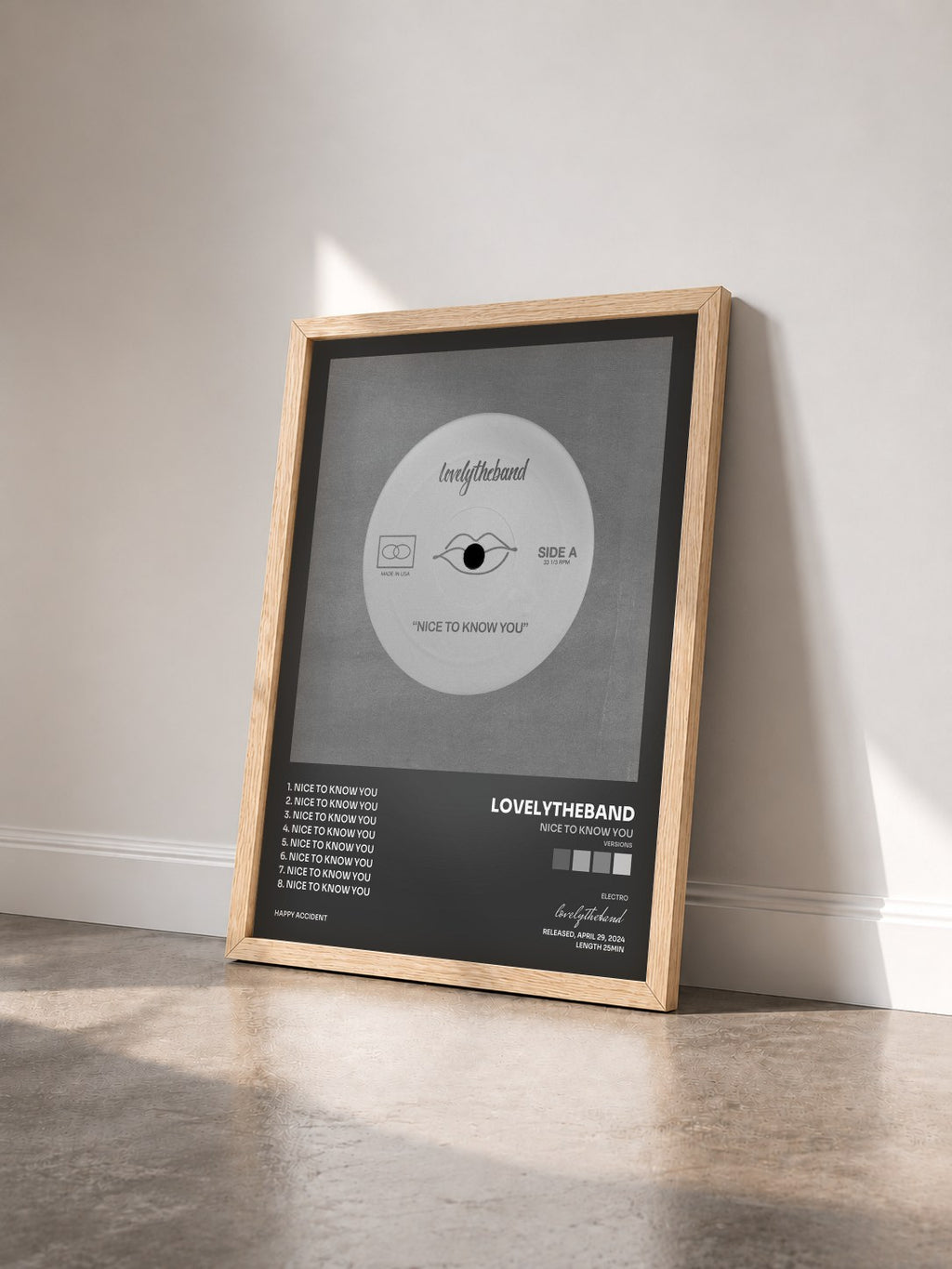 #bois Tableau de l'album nice to know you (versions) de lovelytheband vu de trois quarts, cadre en bois brut