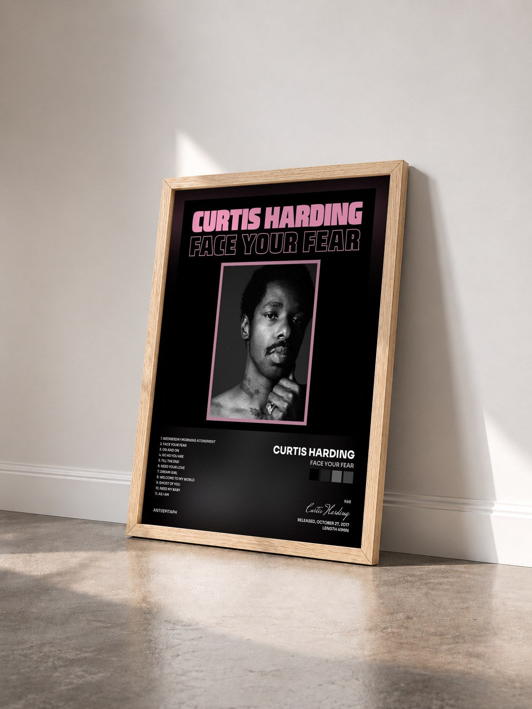 #bois Tableau de l'album Face Your Fear de Curtis Harding vu de trois quarts, cadre en bois brut