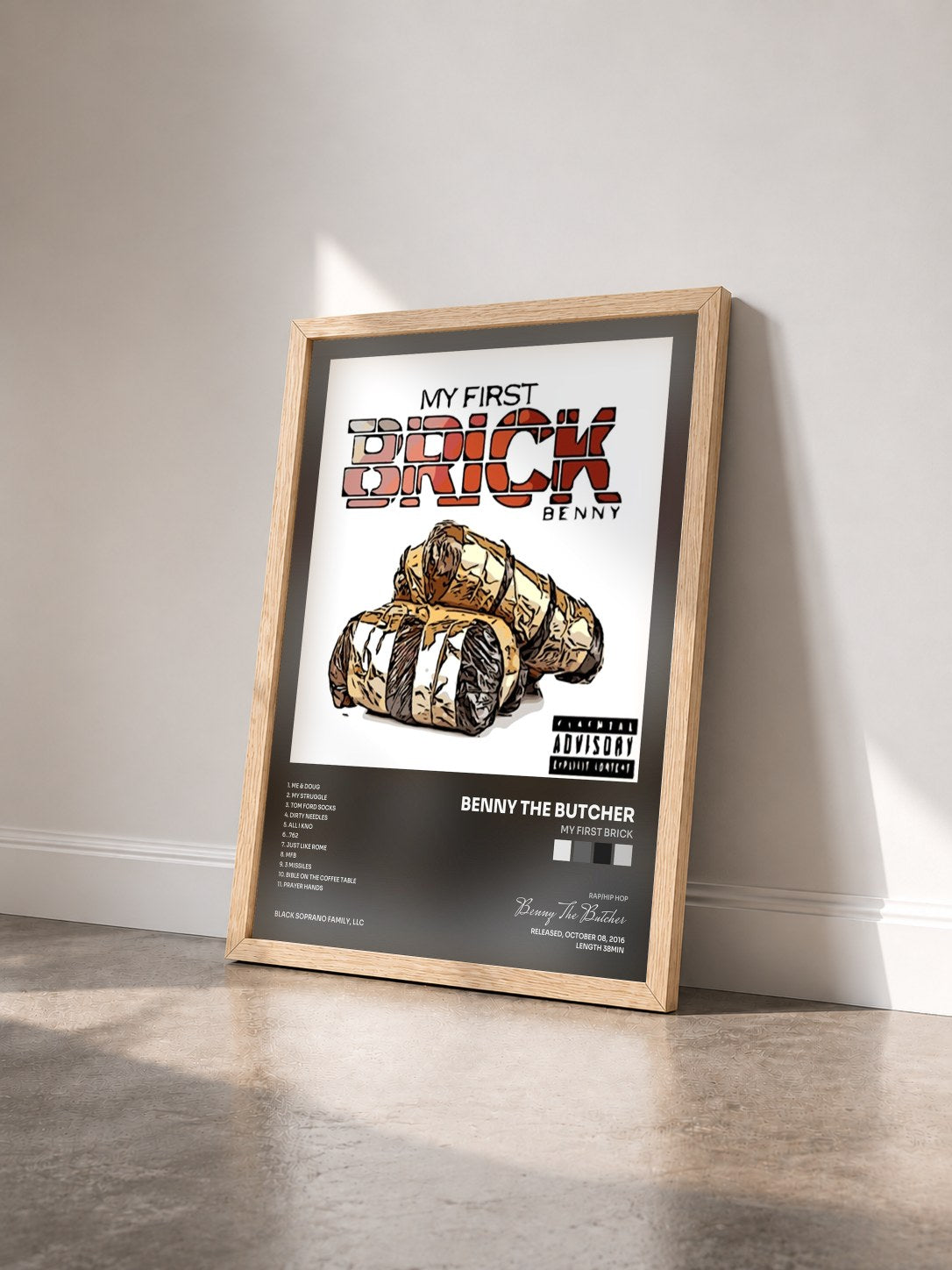 #bois Tableau de l'album My First Brick de Benny The Butcher vu de trois quarts, cadre en bois brut