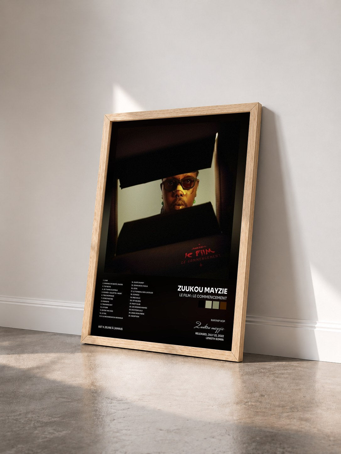 #bois Tableau de l'album Le film : Le commencement de Zuukou mayzie vu de trois quarts, cadre en bois brut