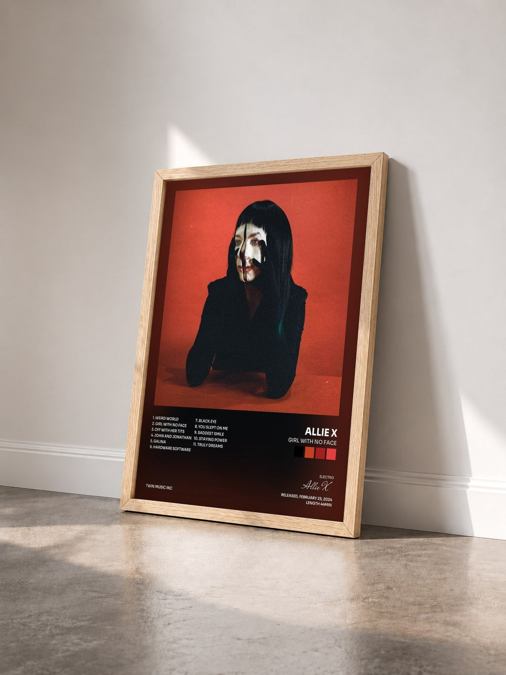 #bois Tableau de l'album Girl With No Face de Allie X vu de trois quarts, cadre en bois brut