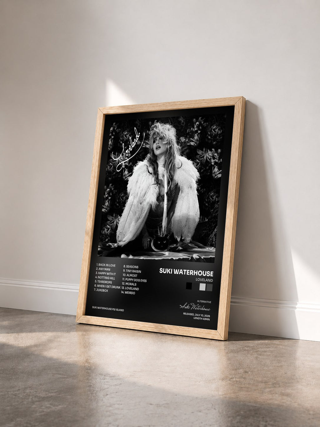 #bois Tableau de l'album Loveland de Suki Waterhouse vu de trois quarts, cadre en bois brut