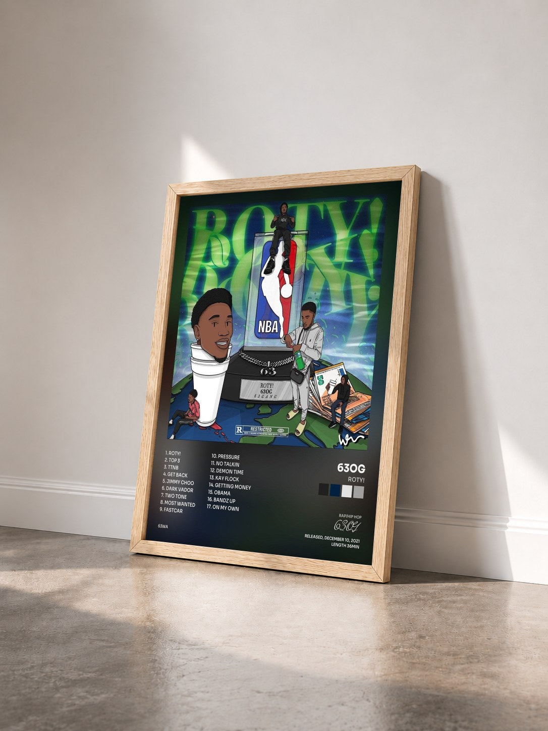 #bois Tableau de l'album ROTY! de 63OG vu de trois quarts, cadre en bois brut
