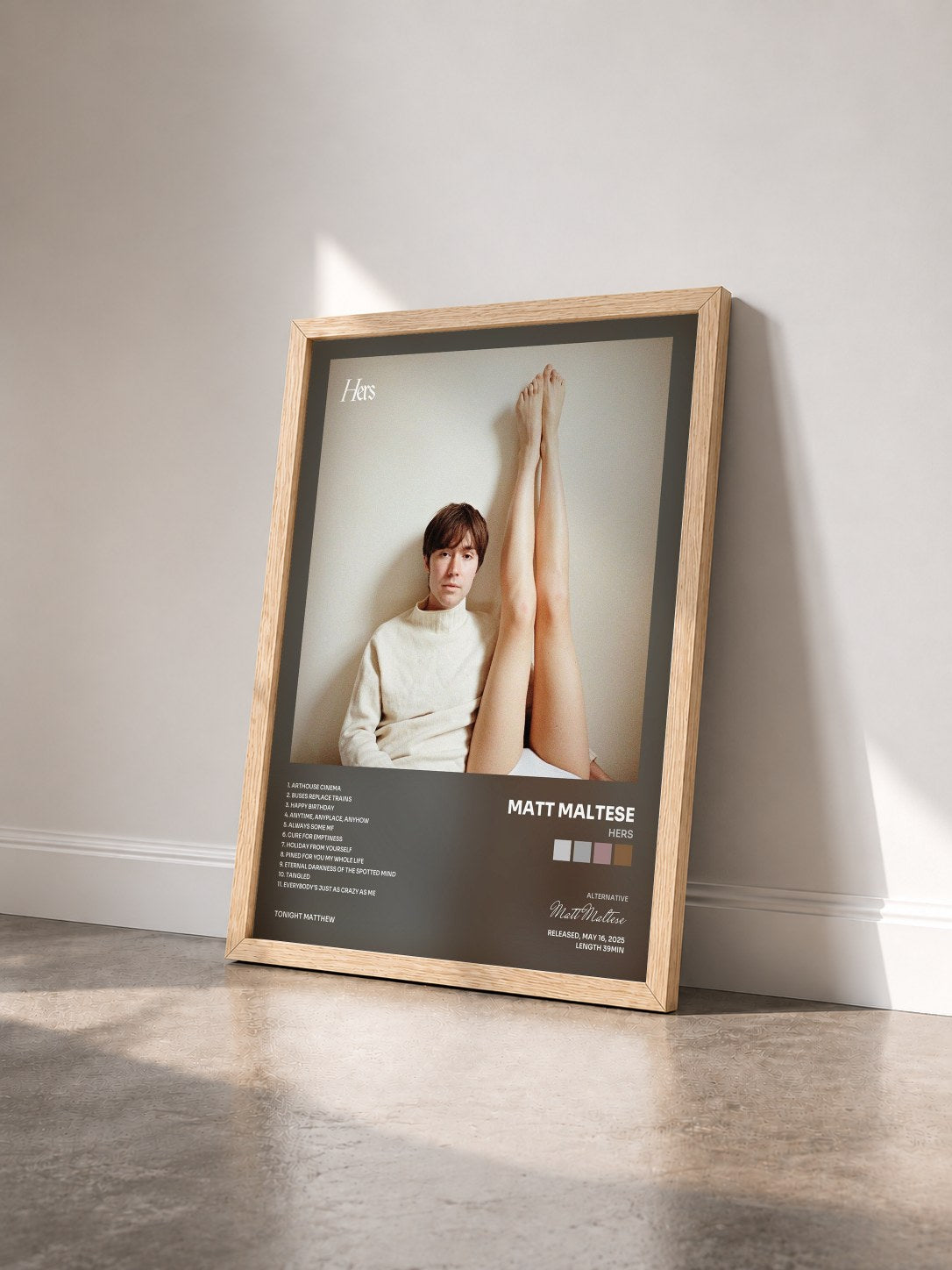 #bois Tableau de l'album Hers de Matt Maltese vu de trois quarts, cadre en bois brut