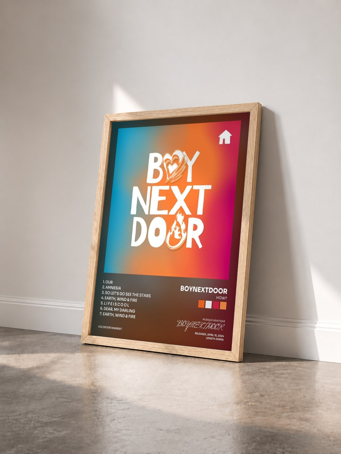 #bois Tableau de l'album HOW? de BOYNEXTDOOR vu de trois quarts, cadre en bois brut