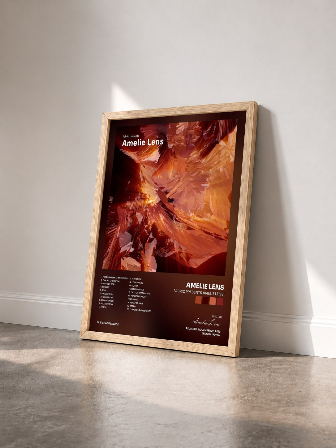 #bois Tableau de l'album fabric presents Amelie Lens de Amelie Lens vu de trois quarts, cadre en bois brut