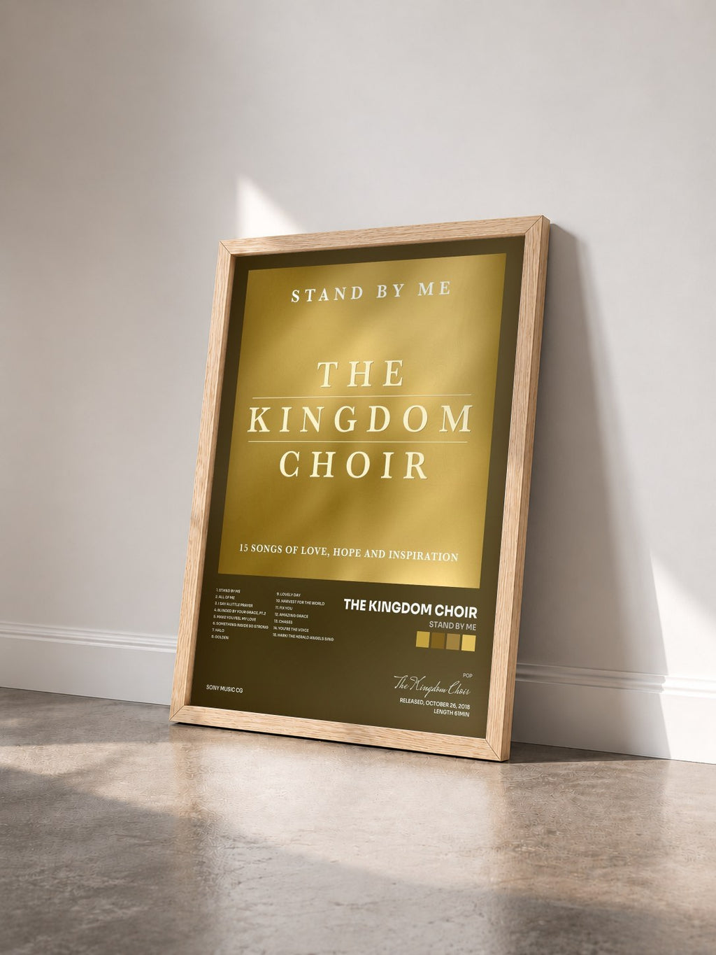 #bois Tableau de l'album Stand By Me de The Kingdom Choir vu de trois quarts, cadre en bois brut