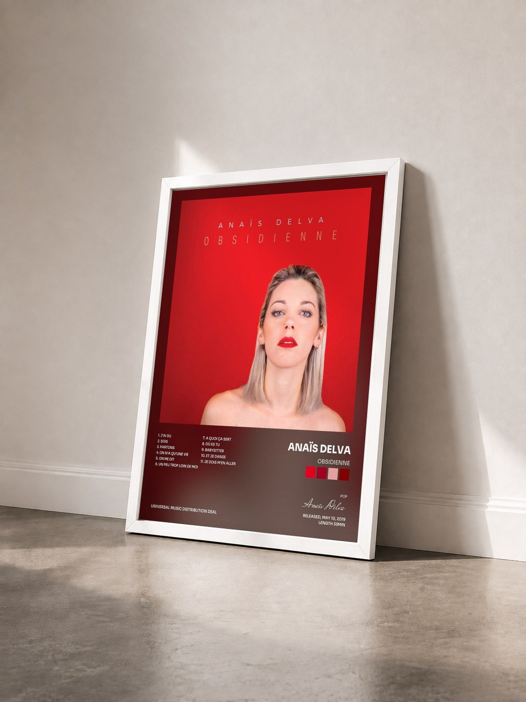 #blanc Tableau de l'album Obsidienne de Anaïs Delva vu de trois quarts, cadre blanc