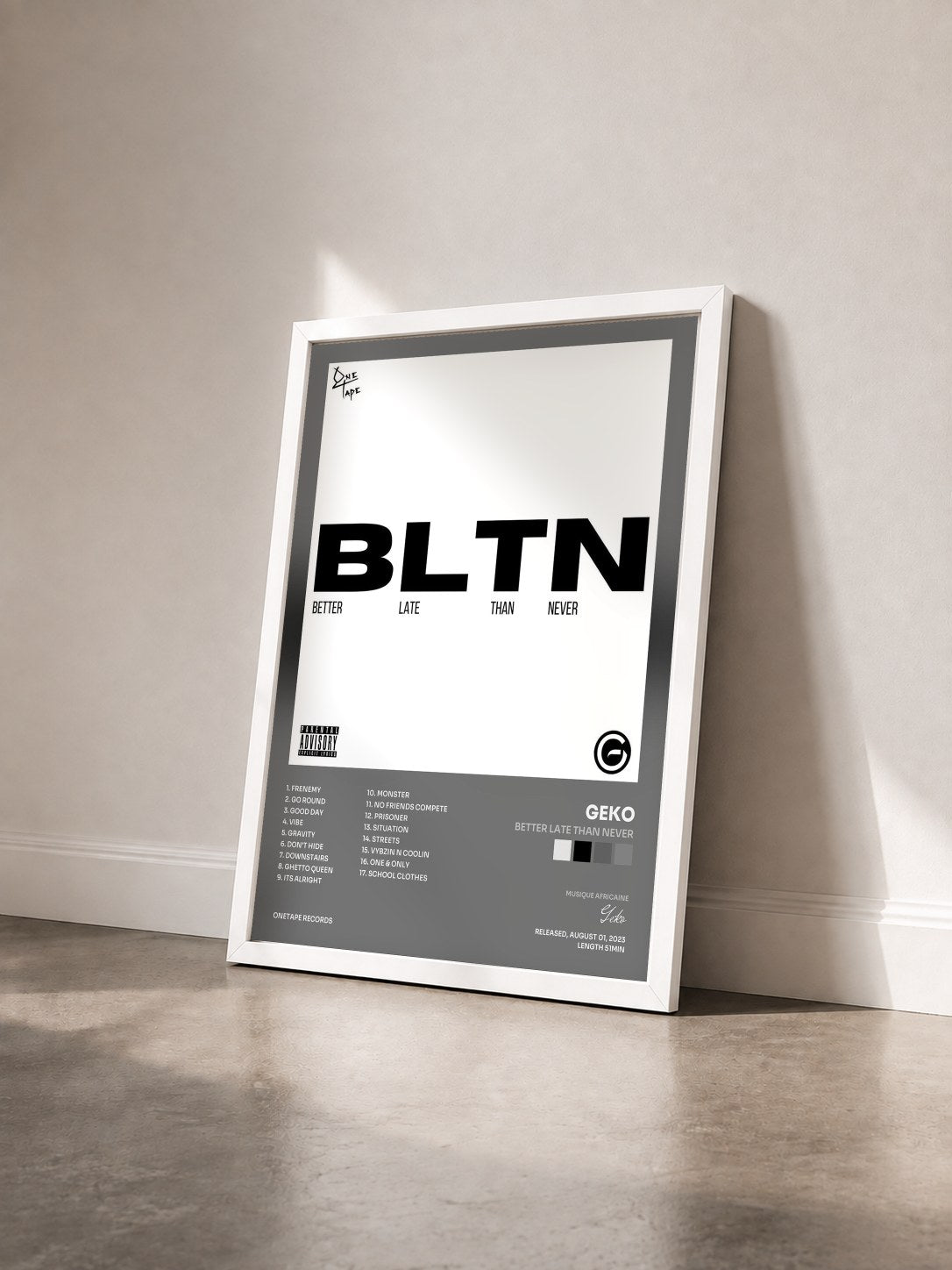 #blanc Tableau de l'album Better Late Than Never de Geko vu de trois quarts, cadre blanc
