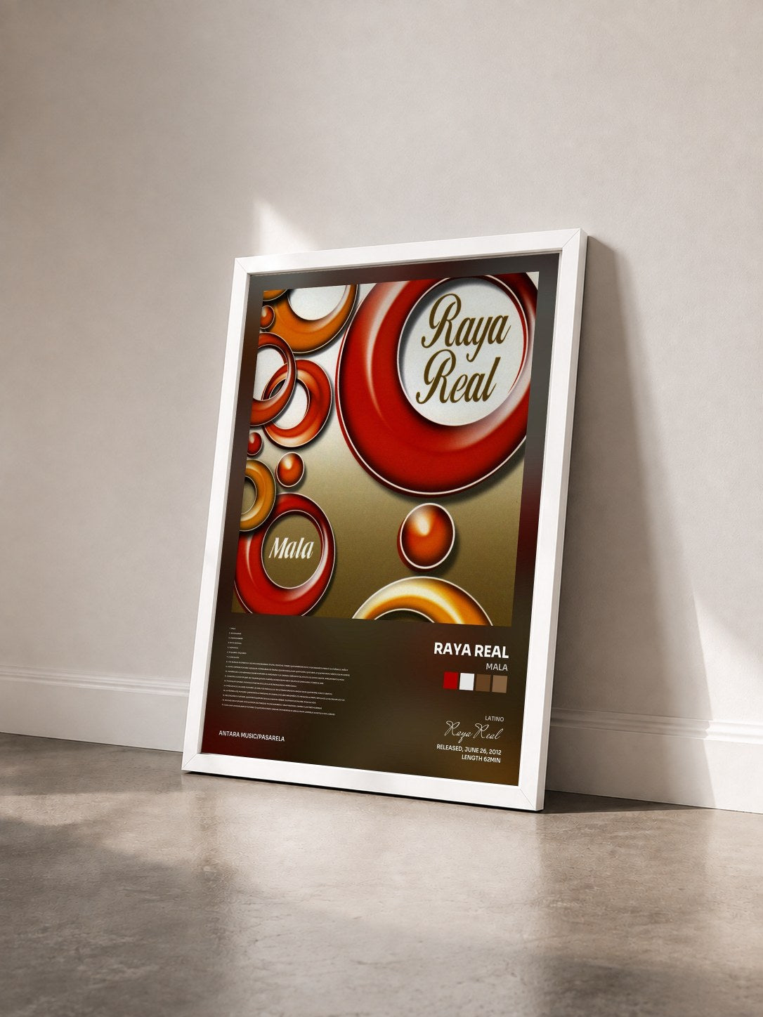 #blanc Tableau de l'album Mala de Raya Real vu de trois quarts, cadre blanc